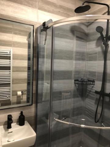 Bedroom With Bathroom Shower Split Kültér fotó