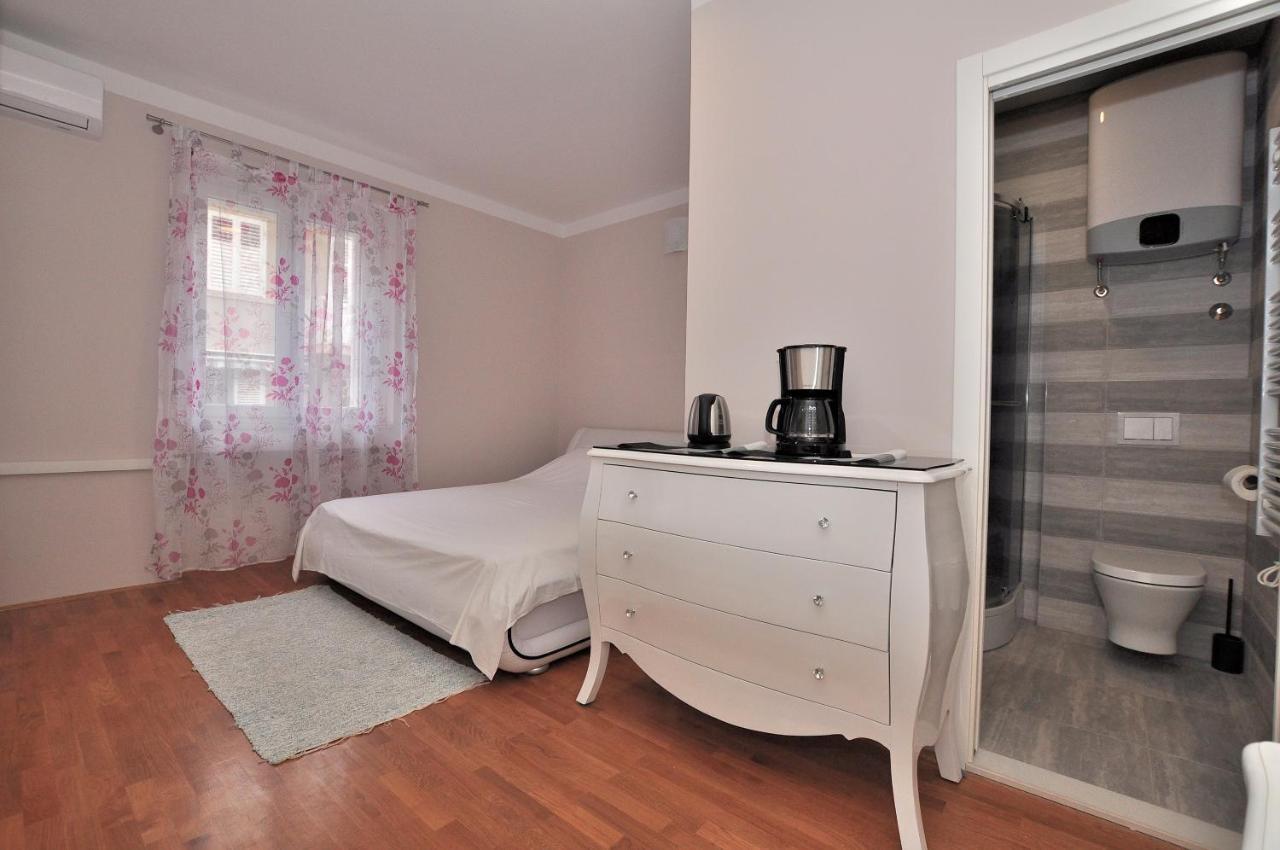 Bedroom With Bathroom Shower Split Kültér fotó