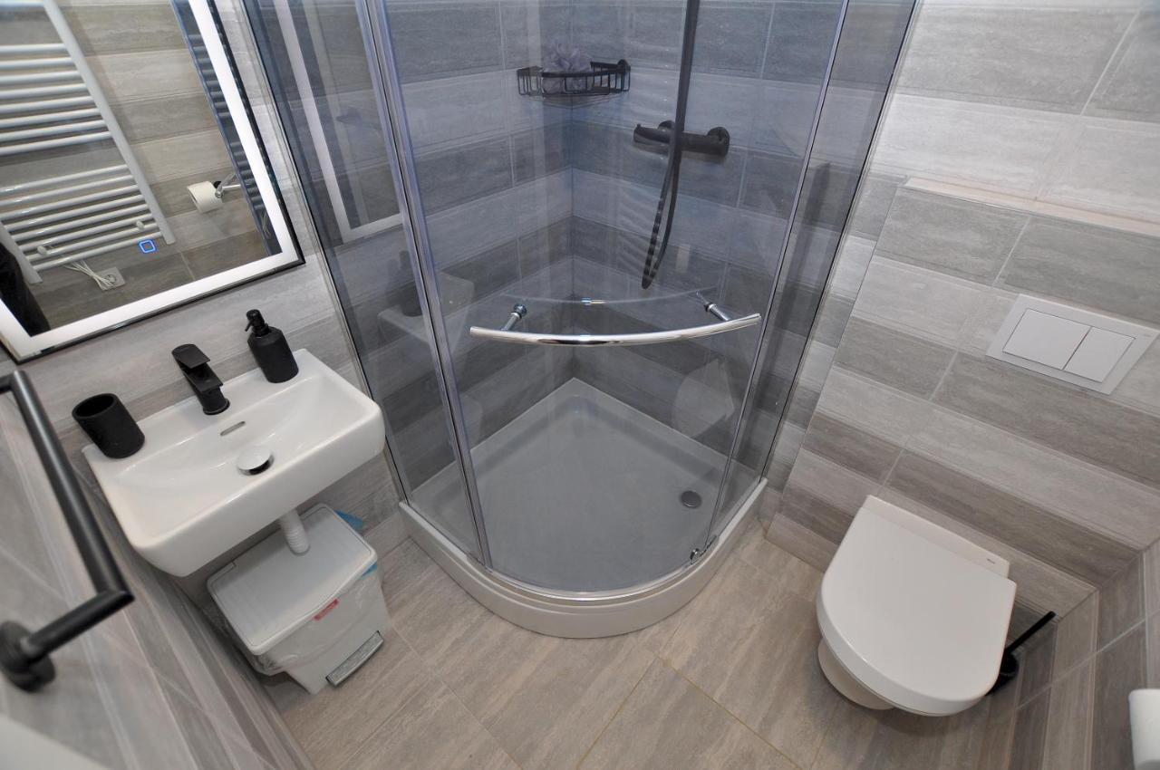Bedroom With Bathroom Shower Split Kültér fotó